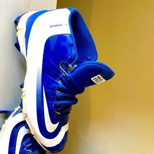 Nike boys size 5 hurache baseball cleats used but in good shape